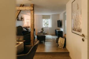 a living room with a couch and a table at Komfortables Apartment nahe Weimar in Umpferstedt