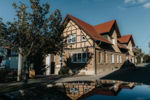 a house with a reflection in a pool of water at Komfortables Apartment nahe Weimar in Umpferstedt
