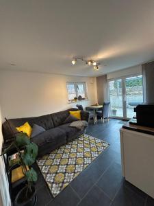 a living room with a couch and a table at Ferienwohnung im Hasenwieschen in Kaisersesch