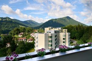 a view of a building with mountains in the background at Asmus Unterkunft in Immenstadt im Allgäu