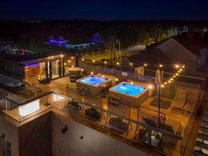 Luftaufnahme eines Gebäudes mit zwei Pools bei Nacht in der Unterkunft Hygge Hotel in Oppeln