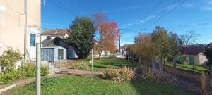 a house with a yard with a fence at Le Havre de Sauge in Imphy