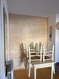 a dining room with a table and chairs at Appartement Les chalets de Puy-St-Vincent 1700 in Puy-Saint-Vincent