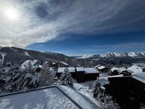 a view of a snow covered village with mountains at Le Panorama de Valberg in Valberg +17 photos