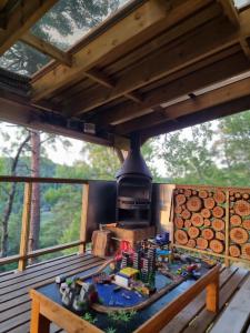 an outdoor kitchen with a stove in a house at Gluba Treetop Cabins Elgposten in Harkmark