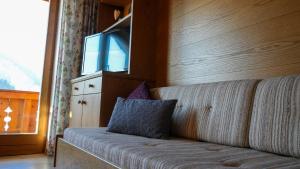 a couch with a pillow on it in a room at Landhaus Schmitte in Biberwier