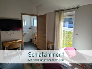 ein Schlafzimmer mit einem Bett und ein Badezimmer mit einem Fenster in der Unterkunft Traumweiler Ferienhäuser am Nationalpark Hunsrück Hochwald - barriearm - mit effektiver Kühlung in Kirschweiler + 34 Fotos