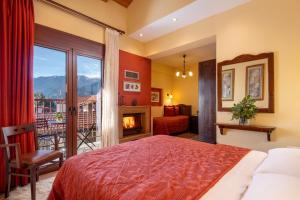 ein Schlafzimmer mit einem Bett und einem Kamin und einem Balkon in der Unterkunft Fretzato in Elati, Trikala