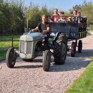 a group of people riding in a tractor at Landhoeve in Oosterwolde