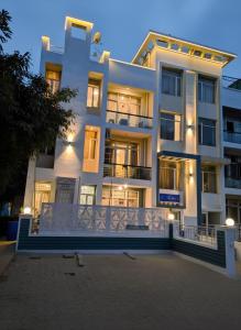 a large white building with a lot of windows at 3 BHK Condo For Family On Manali Expressway in Lāndrān