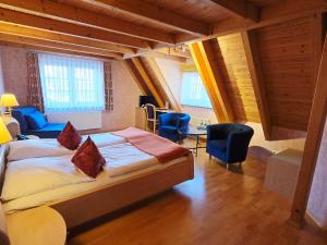 Ένα ή περισσότερα κρεβάτια σε δωμάτιο στο Hotel Post Jungingen +24 φωτογραφίες