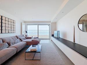 ein Wohnzimmer mit Sofa und Fernseher in der Unterkunft Rubensplein 7p, 4 adults & 3 kids - free parking in Knokke-Heist