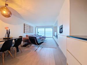 eine Küche und ein Wohnzimmer mit Tisch und Stühlen in der Unterkunft Rubensplein 7p, 4 adults & 3 kids - free parking in Knokke-Heist