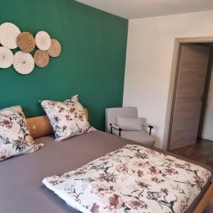 a bedroom with a bed and a chair at Moderne Ferienwohnung,im fränkischen Seenland , 25 min Messe Nbg in Roth