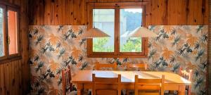 a dining room with a table and chairs and a window at Casa de Madera I - Naturaleza y Experiencias in Bicorp
