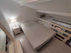 a small room with a bed and a lamp at Studio Duplex in Balaruc-les-Bains