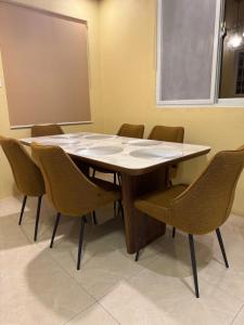 ein Klassenzimmer mit Tisch, Stühlen und einer Tafel in der Unterkunft Armi's Place - General Trias Cavite in Sampong