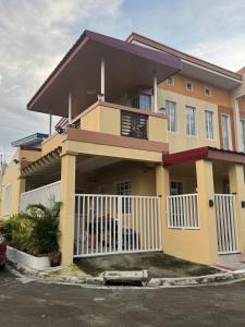 ein Haus mit einem weißen Zaun davor in der Unterkunft Armi's Place - General Trias Cavite in Sampong
