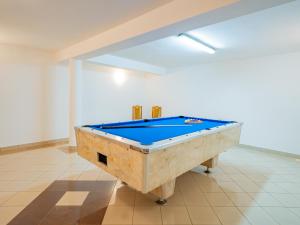 a pool table in the middle of a room at Willa TOSKA in Murzasichle