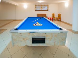 a pool table in the middle of a room at Willa TOSKA in Murzasichle +25 photos