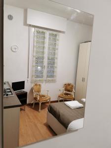 a small bedroom with a bed and a kitchen at Dimora Venice Station in Mestre