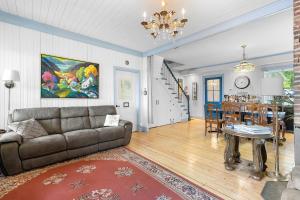 a living room with a couch and a table at La maison de l'île d'Orléans - B&B - déjeuner gastronomique in Saint-Jean