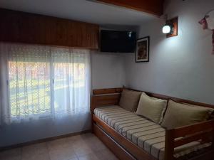 a small room with a bed and a window at Cabañas Tranquera 8 in Chascomús