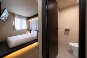 a hotel room with a bed and a toilet at 해치 호스텔 in Seoul +67 photos