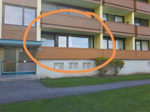 an orange circle on the side of a building at Studio Almwiese in Kaprun