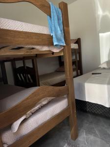 a couple of bunk beds in a room at Pousada e Pesqueiro Recanto do Peixe in Carmo do Rio Claro