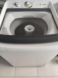 a close up of a white washing machine at Jandira Hosting Acomodação in Jandira