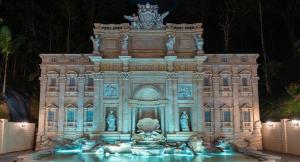 a large building with a fountain in front of it at kit net central 2 in Serra Negra
