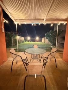a table and chairs on a tennis court at night at Lo de Mingo in San Pedro