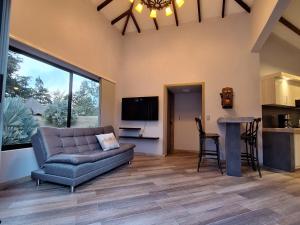 a living room with a couch and a table at Casa Bella Guatapé acceso directo a la represa in Guatapé