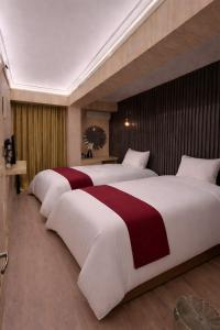 a row of three beds in a hotel room at zebra otel buca in Buca +12 photos