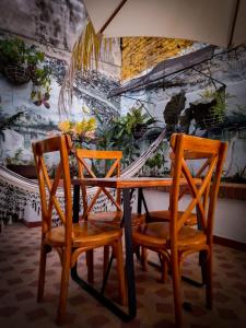 a table with two chairs and a table with flowers at Casa Isabelita in Mompos