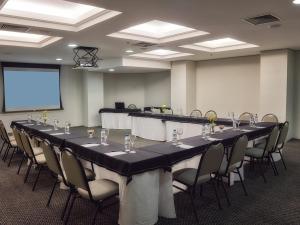 a large conference room with a long table and chairs at StudioTriplo Superior Completo 608- Casal e Solteiro ou 3 Solteiros in Barueri +36 photos