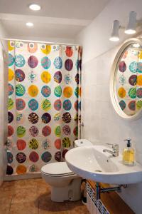 ein Badezimmer mit Waschbecken, Toilette und Duschvorhang in der Unterkunft Casa amb vista a les muntanyes - Cal Valeri in Montsonis + 38 Fotos