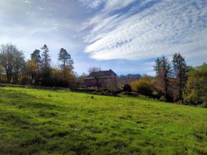 a field with a house in the middle of a field at Manoir de Salleviale in Conques-en-Rouergue