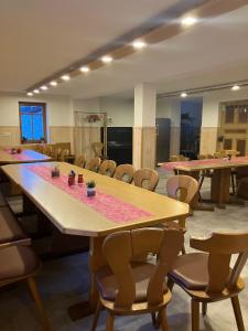 a large conference room with tables and chairs at Rhöner Sternenhimmel FeWo 1 und 2 in Frankenheim