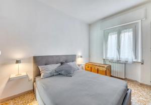 a bedroom with a large bed and a window at La Residenza dell'Arrotino in Capitan Loreto