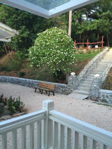 O grădină în afara Shell Villa apartel resort