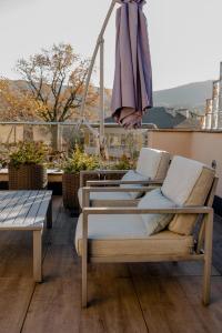 a pair of beds on a balcony with an umbrella at Czantoria View Apartment Ustroń in Ustroń