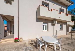 a table and chairs in front of a house at La Residenza dell'Arrotino in Capitan Loreto