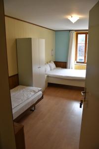 ein kleines Zimmer mit zwei Betten und einem Fenster in der Unterkunft Hôtel de l'ours in Vuiteboeuf + 48 Fotos
