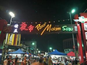 a sign for a miami street market at night at HOTEL MALAYSIA in Sibu