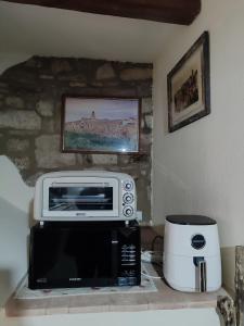 a microwave and a toaster oven on a counter at LA BICO' in Pitigliano