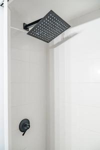 ein Badezimmer mit Dusche und Deckenleuchte in der Unterkunft Lion Renting Metro Piramide in Rom