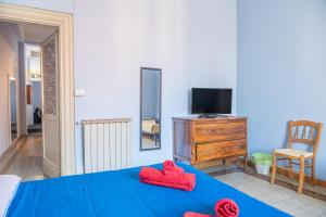 ein Zimmer mit einem Bett, auf dem zwei rote Herzen abgebildet sind in der Unterkunft Lion Renting Metro Piramide in Rom + 13 Fotos