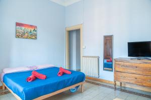 ein Schlafzimmer mit einem blauen Bett mit roten Kissen darauf in der Unterkunft Lion Renting Metro Piramide in Rom